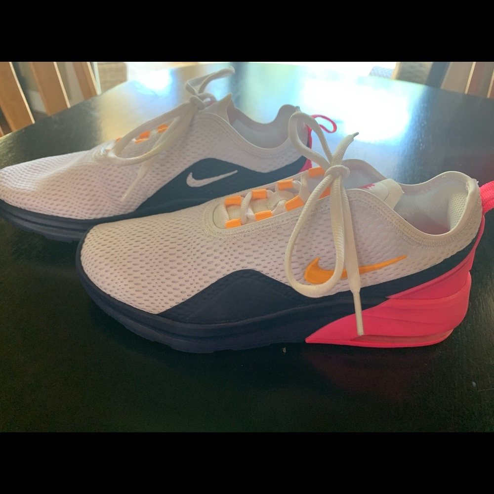 Nike Women’s Air Max Motion 2